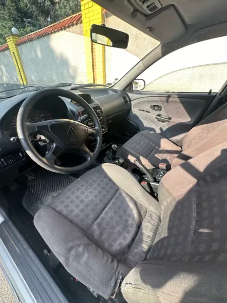 Mitsubishi Carisma, 2001