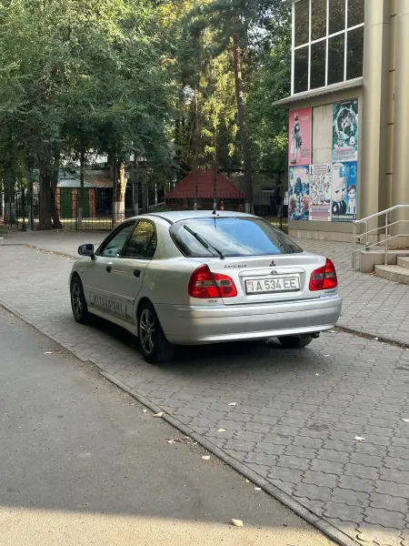 Mitsubishi Carisma, 2001