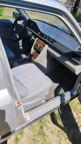 Mercedes-Benz W124, 1988