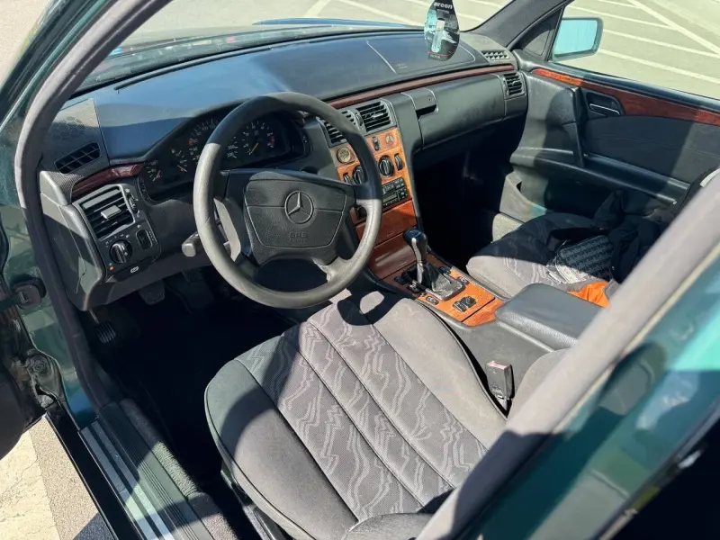 Mercedes-Benz E-Class, 1990