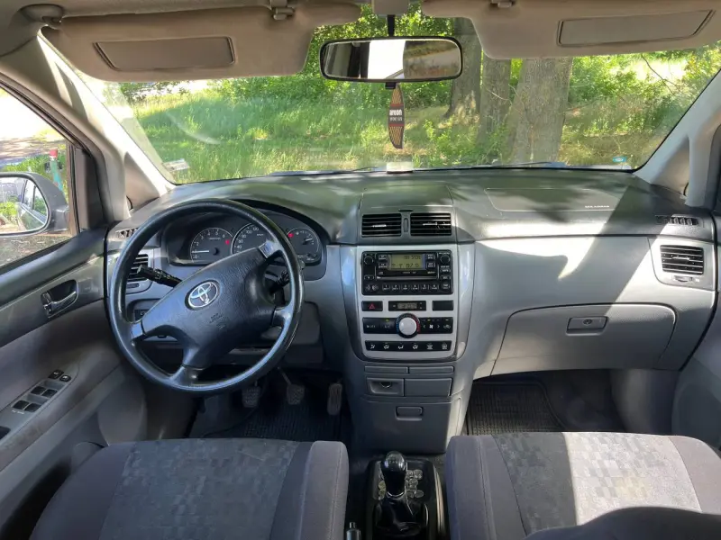 Toyota Avensis Verso, 2003