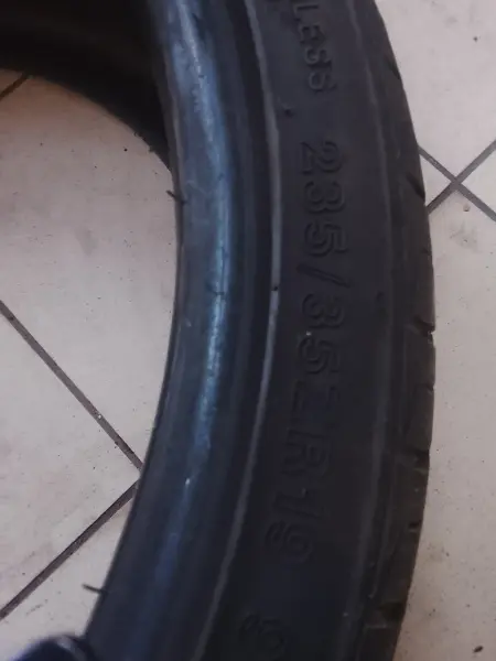 235/35 r19