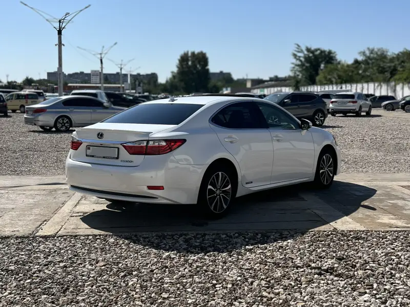 Lexus ES, 2012