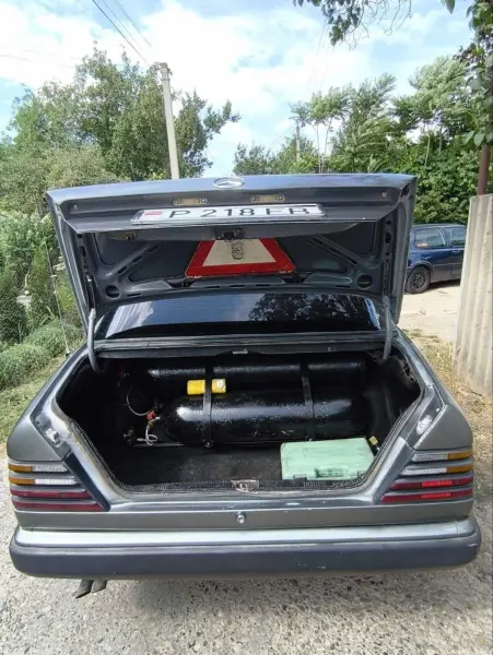 Mercedes-Benz W124, 1990