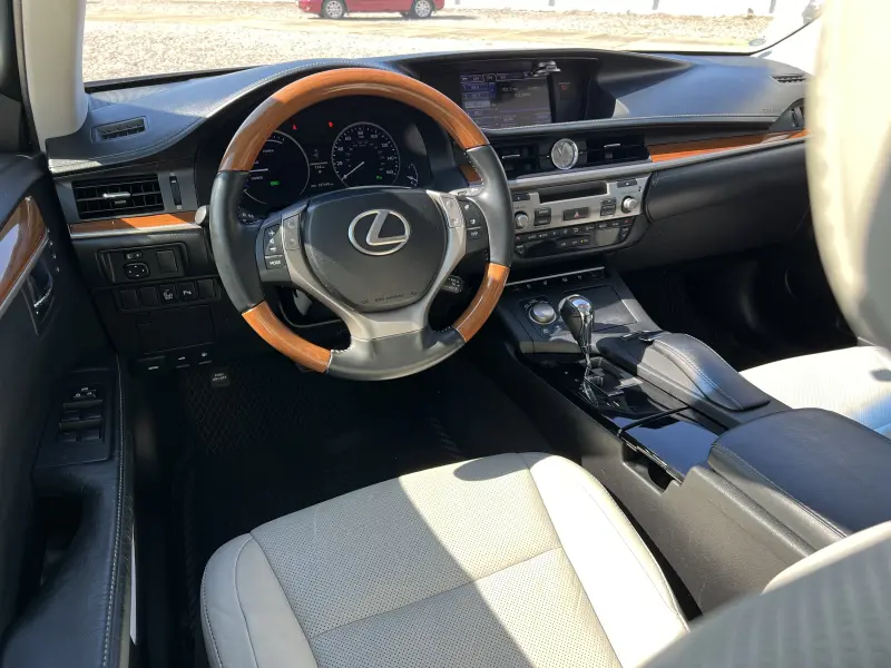 Lexus ES, 2012