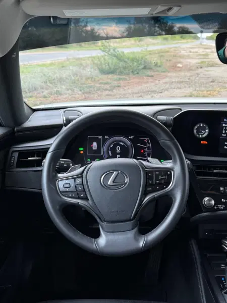 Lexus ES, 2022