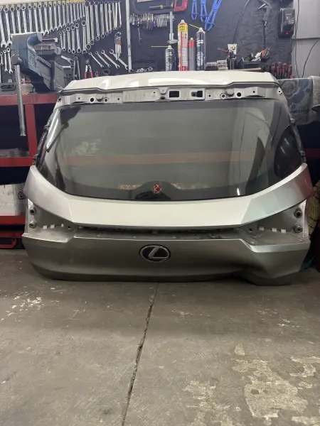 Заднее стекло Lexus UX