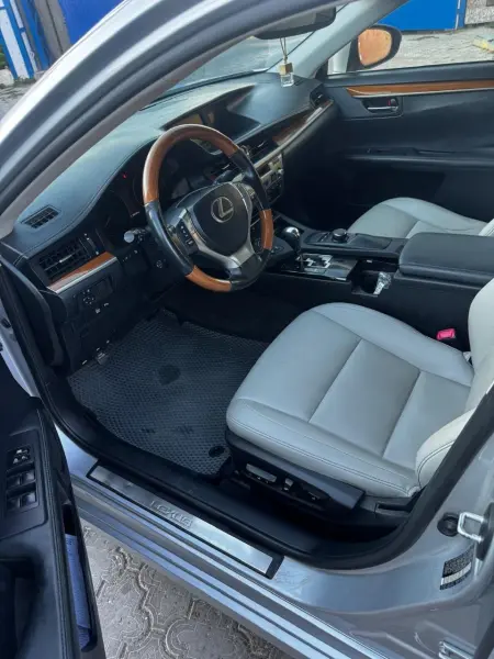 Lexus ES, 2013