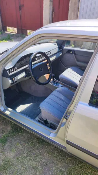 Mercedes-Benz W124, 1988