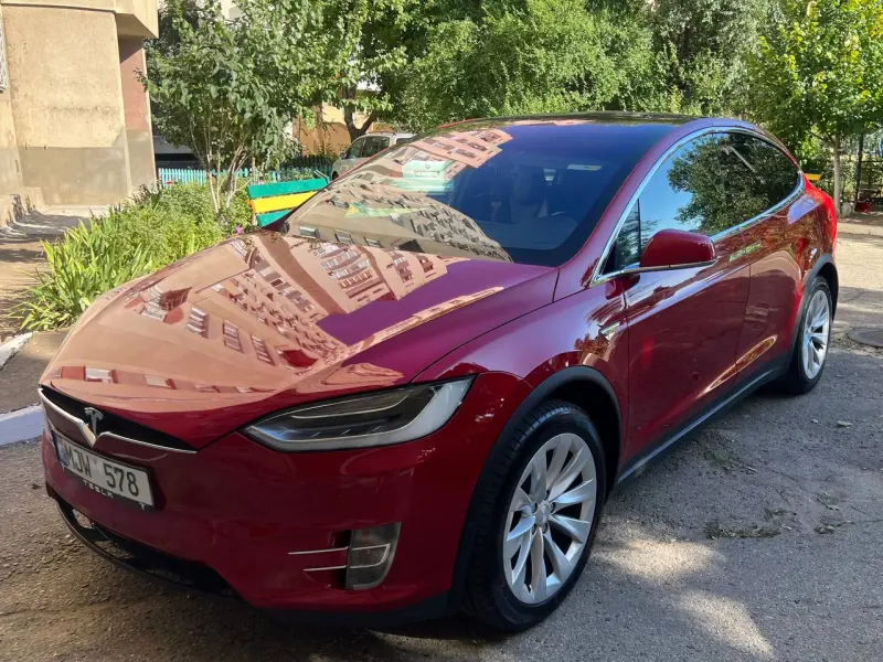 TESLA X, 2017