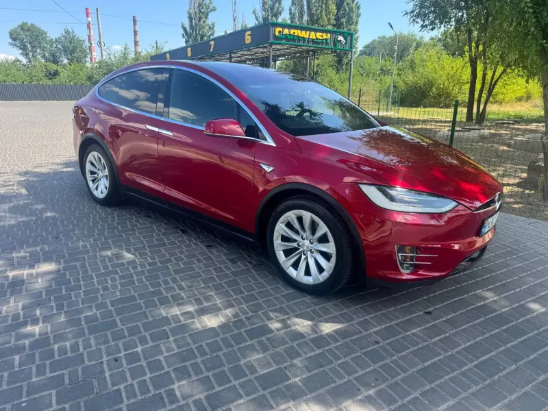 TESLA X, 2017