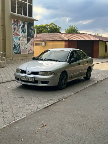 Mitsubishi Carisma, 2001