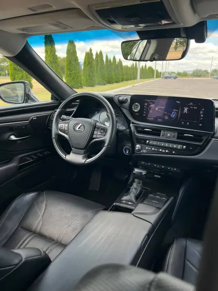 Lexus ES, 2022