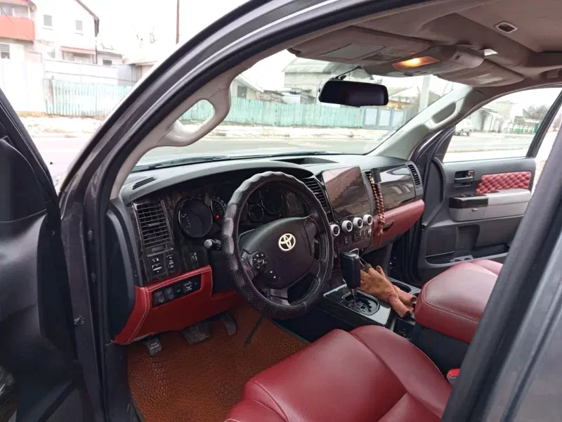 Toyota Sequoia, 2012