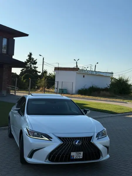 Lexus ES, 2022
