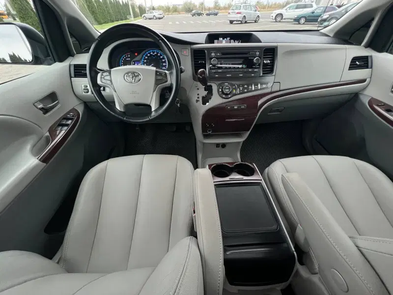 Toyota Sienna, 2013