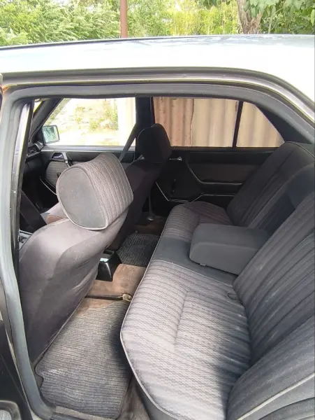 Mercedes-Benz W124, 1990