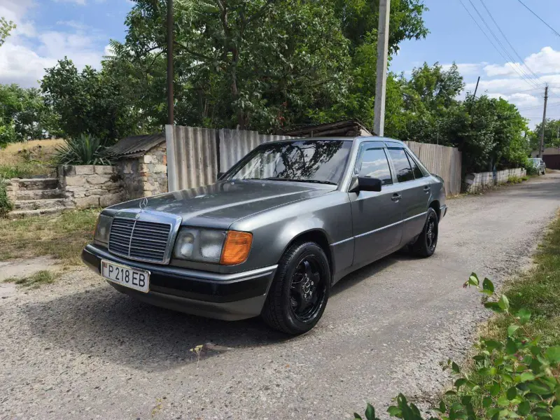 Mercedes-Benz W124, 1990