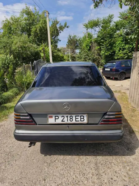 Mercedes-Benz W124, 1990