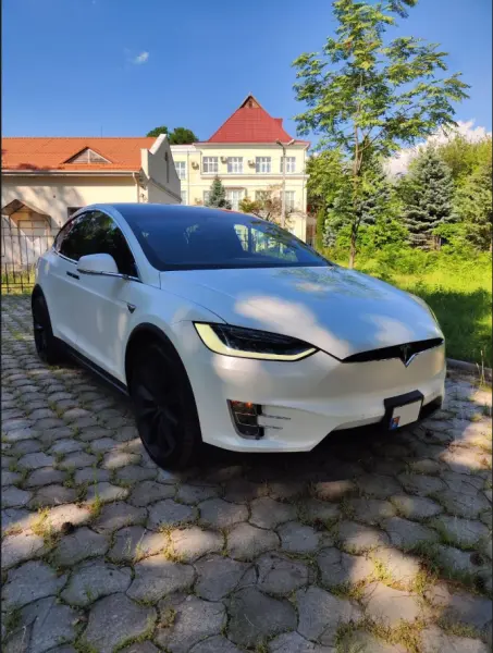 TESLA X, 2017