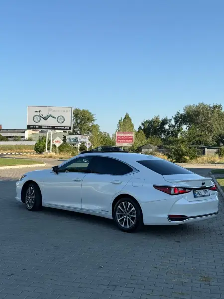 Lexus ES, 2022