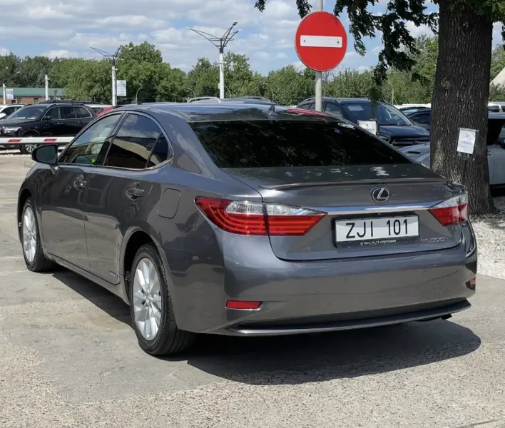Lexus ES, 2013