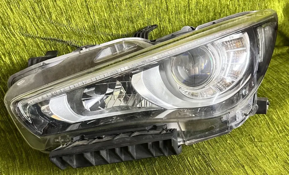Продам фару от INFINITY Q50.
