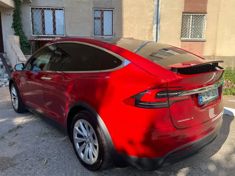 TESLA X, 2017