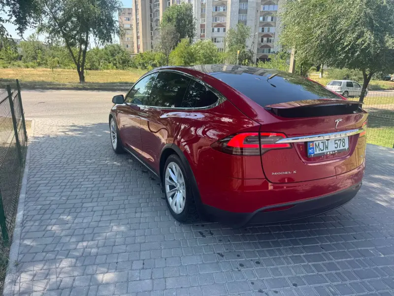 TESLA X, 2017