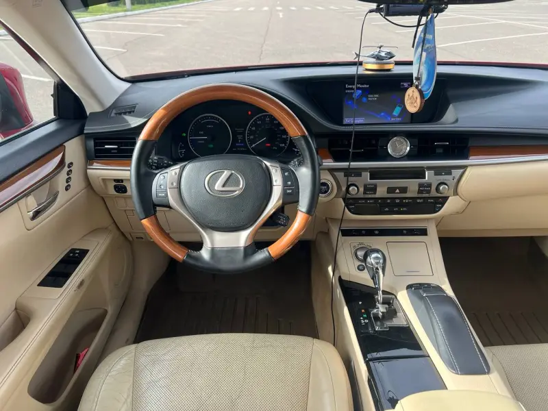 Lexus ES, 2012