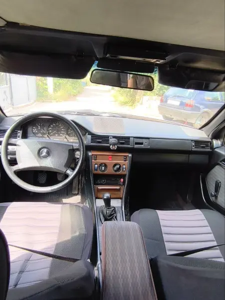 Mercedes-Benz W124, 1990