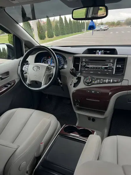 Toyota Sienna, 2013
