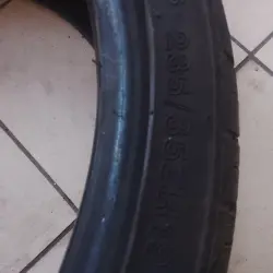 235/35 r19